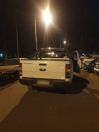 La camioneta abandonada por el conductor que arrastró al oficial de la Policía Caminera.