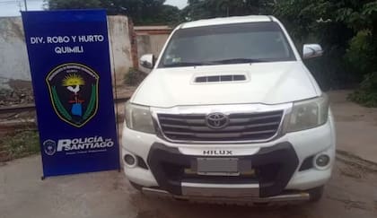 La camioneta blanca Toyota Hilux 4x4, una de las partícipes en la picada en la que resultó muerto Leonel Bustos Ruiz