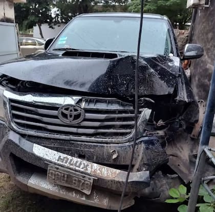 La camioneta blanca Toyota Hilux 4x4, una de las partícipes en la picada en la que resultó muerto Leonel Bustos Ruiz