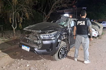 La camioneta conducida por uno de los integrantes de la banda volcó cuando intentaba escapar