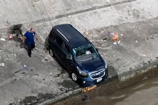 Así fue el operativo de rescate al auto que cayó a Río de la Plata en la Costanera