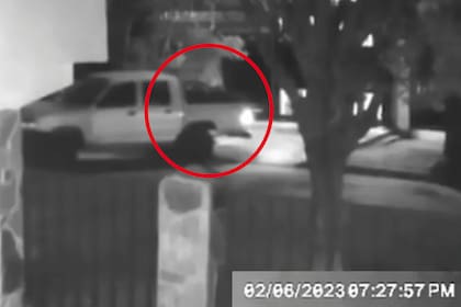 La camioneta de César Sena en el momento en el que, según los investigadores, en su caja sacaron el cuerpo de Cecilia Strzyzowski, envuelto en una frazada