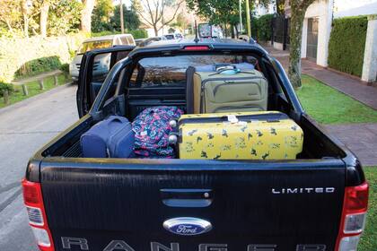 La camioneta de la nieta de Mirtha Legrand, con todo el "cargamento" que llevaron a París.
