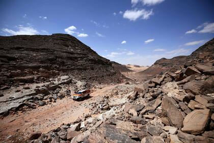 La camioneta de los organizadores recorre los terrenos por donde andarán los corredores en el Dakar.