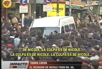 La camioneta en donde Nicole Neumann y Guillermo "el Pelado" López intentaban llegar al Centro quedó atrapada