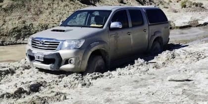 La camioneta en la que viajaba la pareja apareció encajada y con las puertas cerradas con llave.