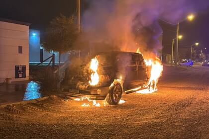 La camioneta fue incendiada la noche del lunes
