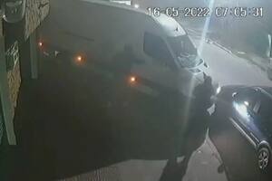 La camioneta fue interceptada por diez delincuentes armados que se movilizaban en tres vehículos, dos se acercaron por detrás y el otro por adelante.