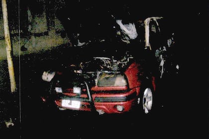 La camioneta Grand Vitara roja de Ferrón, incendiada tras el triple crimen y hallada en la calle Galicia al 2800, en el barrio porteño de Villa Santa Rita