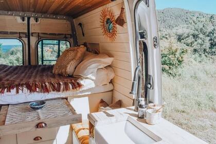 La camioneta le costó unos US$7000 a Hatti Webster, y recrear su interior, otros US$7000