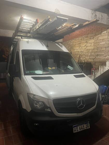 La camioneta Mercedes Benz del contratista denunciado por estafar a un jubilado de Vicente López
