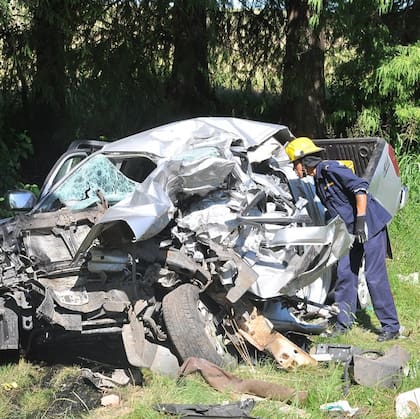 La camioneta Nissan quedó destrozada