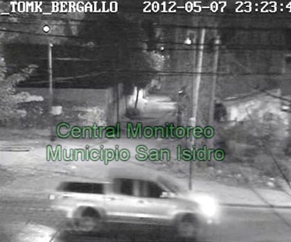 La camioneta pasa frente a La Cava con dos hombres secuestrados