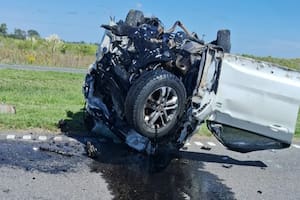 Una camioneta atravesó el terreno que separa las manos de una autopista y chocó de frente con un micro