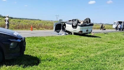 La camioneta que chocó de frente con un ómnibus de transporte del Servicio Penitenciario en la autopista Santa Fe-Rosario