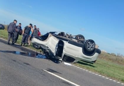 La camioneta que chocó de frente con un ómnibus de transporte del Servicio Penitenciario en la autopista Santa Fe-Rosario