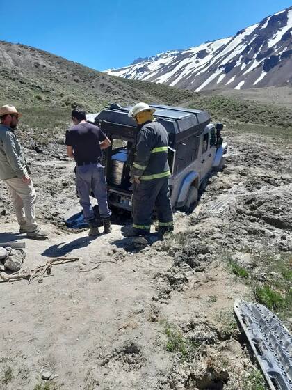 La camioneta quedó atrapada en el barro.