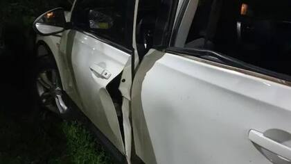 La camioneta quedó severamente dañada tras la explosión de los globos