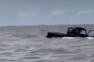 Video: quisieron cruzar el Río de la Plata con una camioneta, subió la marea y tuvieron que salir nadando