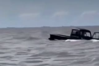 Video: quisieron cruzar el Río de la Plata con una camioneta, subió la marea y tuvieron que salir nadando