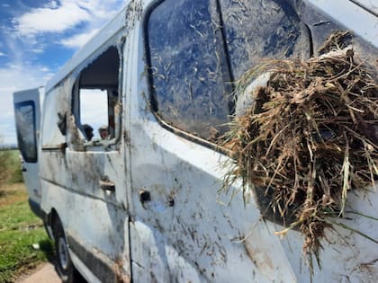 La camioneta se dio vuelta por el impacto del acoplado y cayó por la banquina del lado del acompañante