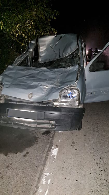 La camioneta sufrió graves daños. Foto: X