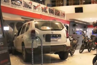 El video del accidente en Floresta: una camioneta chocó con una moto y se incrustó en una concesionaria