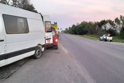 La camioneta (tipo Traffic) quedó a un costado de la ruta