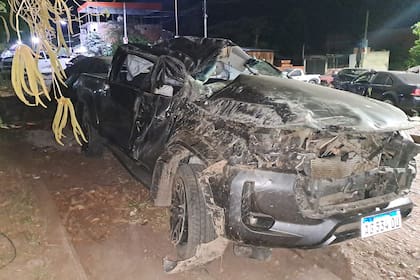 La camioneta Toyota Hilux volcada que era conducida por el prófugo