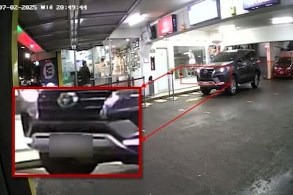 La camioneta Toyota SW4 del imputado, saliendo del garage donde la estacionaba, varias horas antes del hecho