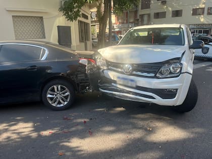La camioneta Volkswagen Amarok utilizada por los motochorros quedó incrustada contra otro vehículo durante la persecución policial en Balvanera