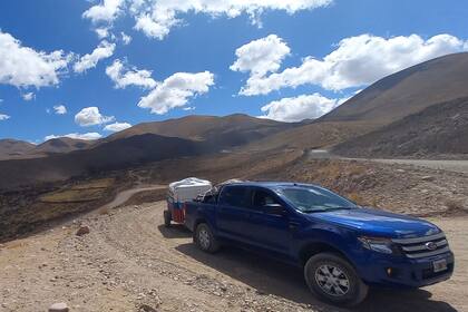 La camioneta y el trailer en el que Jamiro llevó todas las donaciones