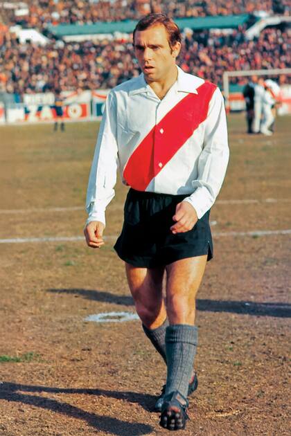 La camisa abotonada, la franja ancha, las medias gruesas: un joven Daniel Onega antes de un superclásico sesentoso en el Monumental.