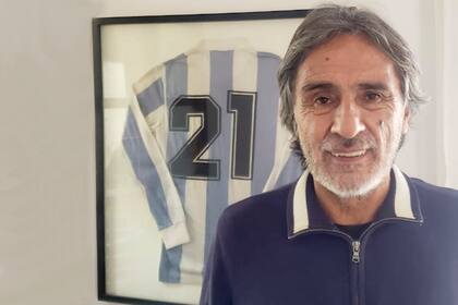 La camiseta argentina con el 21, la de Valencia en el Mundial de 1978, enmarcada en el living de su casa, en Córdoba..., pero detrás hay una historia llena de sentimientos, no es solo un trofeo 