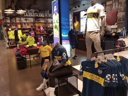 La camiseta Boca, en las tiendas de Barcelona