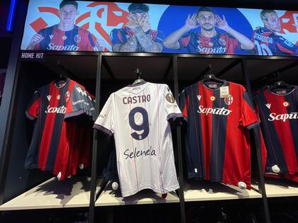La camiseta de Castro, con el N° 9, es una de las más vendidas en la tienda oficial de Bolonia, en el centro de la ciudad, a metros de la Piazza Maggiore; tiene un valor de 99 euros