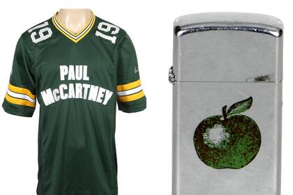 La camiseta de los Green Bay Packers hecha a medida hecha para Paul McCartney y un Encendedor Zippo de Apple Records vintage que la banda le entregó a ejecutivos de Apple (Foto: www.gottahaverockandroll.com)