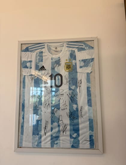 La camiseta de Messi firmada por varios jugadores del plantel del seleccionado argentino