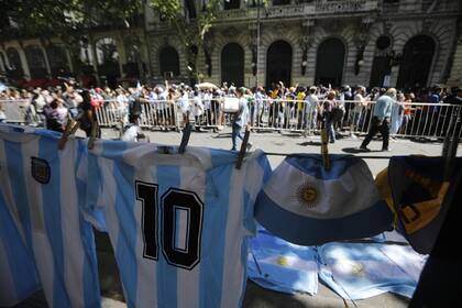 La camiseta del 10 se vende en lo alrededores de la Rosada