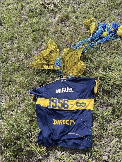 La camiseta en homenaje a Russo hallada por el productor rural