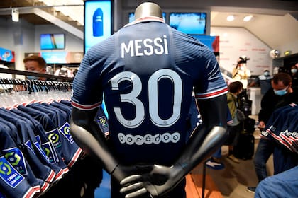 La camiseta más vendida del mundo: la número 30, la de Leo Messi en PSG (Photo by Bertrand GUAY / AFP)