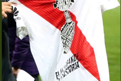 La camiseta que mostró Gallardo.