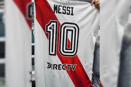 La camiseta que River Plate le regaló a Lionel Messi en la previa del partido contra Panamá.