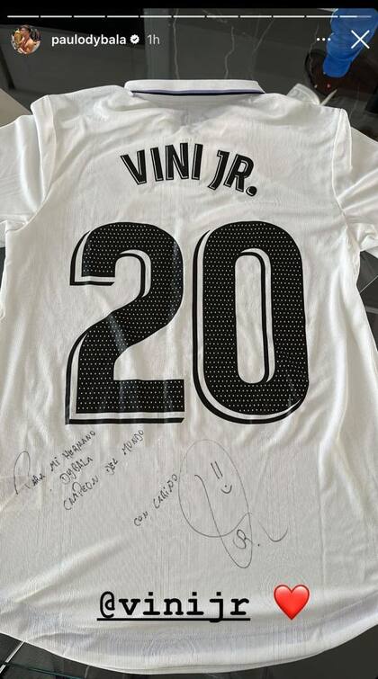 La camiseta que Vinícius Júnior le envió a Paulo Dybala, con dedicación especial