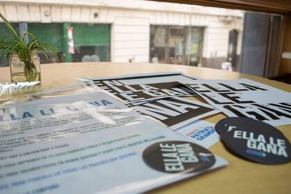 La campaña de Frente Grande de Grabois incluye mini afiches y pegatinas para la militancia