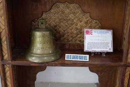La campana del Río de Janeiro Maru se encuentra en el Museo de Truk junto a otros objetos de los barcos hundidos durante la Operación Granizo