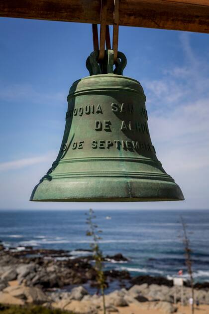 La campana que Neruda hacía sonar cada vez que volvía de un viaje.