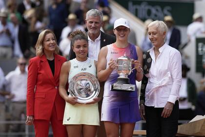 La campeona Iga Swiatek, con el trofeo más grande, junto a la italiana Jasmine Paolini, flanqueadas por Chris Evert (izq.) y Martina Navratilova.