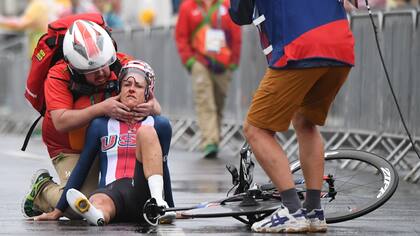 La campeona olímpica terminó en el piso tras finalizar su prueba