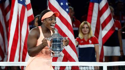 La campeona Stephens con el trofeo